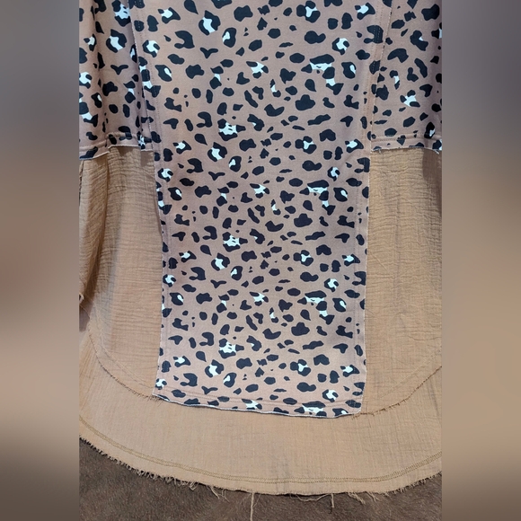 New Textured Raw Edge Drop Shoulder Animal Print W/Tan Hi Lo Side Slit Tunic - Picture 4 of 14